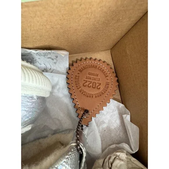 NIB MANITOBAH Silver Metallic Leather Shearling Wool Fur Moccasins Boots Sz 8 - Picture 6 of 14